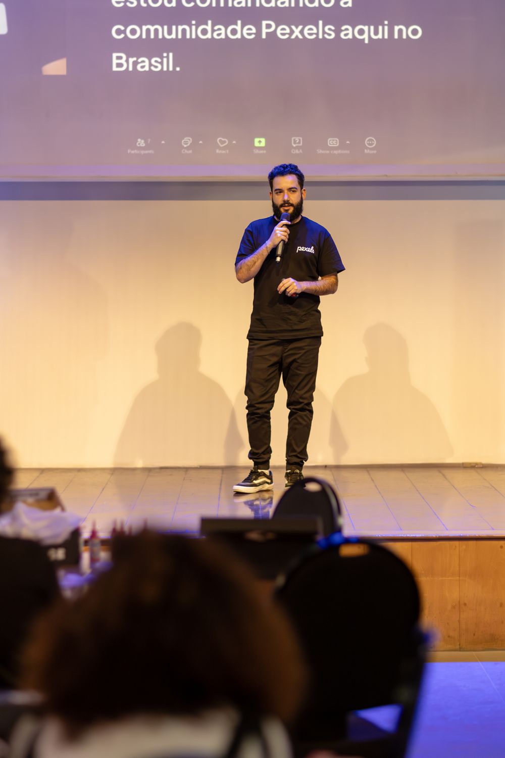 A speaker presenting at a photography event in Brazil